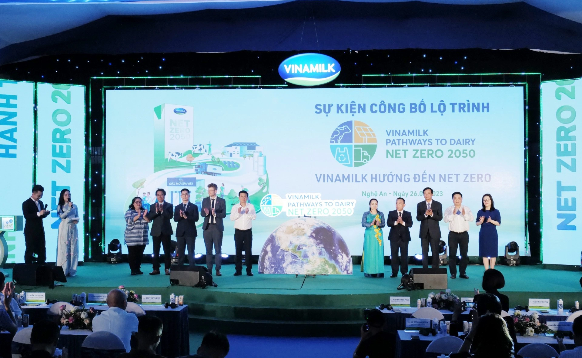 Các đại biểu cùng với Vinamilk thực hiện nghi thức công bố lộ trình hướng tới Net Zero 2050 tại sự kiện
