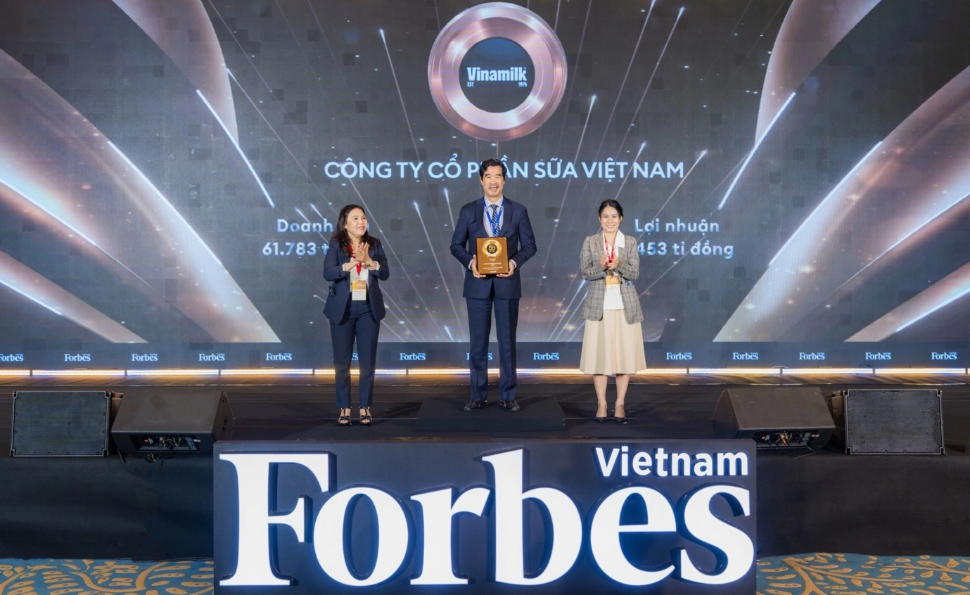 Ông Nguyễn Quốc Khánh - Giám đốc Điều hành Nghiên cứu và Phát triển Vinamilk - nhận vinh danh Top 50 Công ty niêm yết tốt nhất Việt Nam