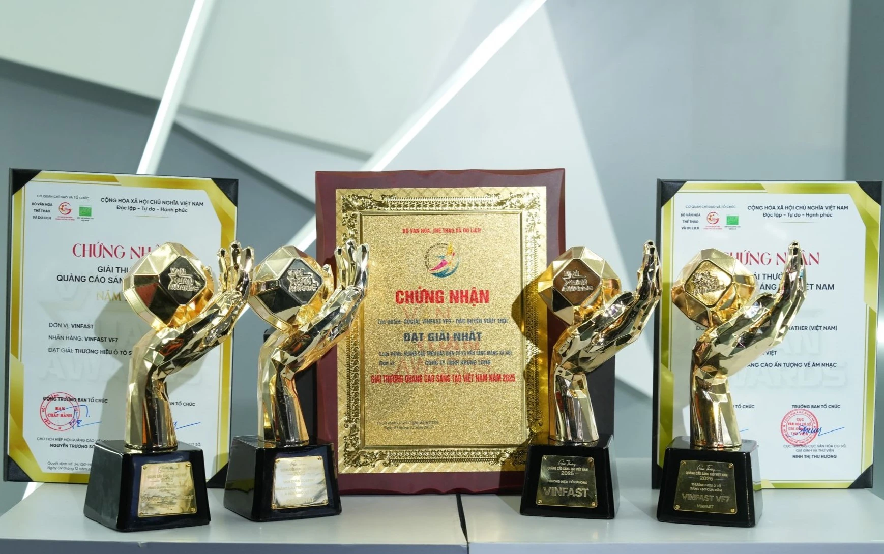 VinFast giành 'bộ tứ' giải thưởng danh giá tại Vạn Xuân Awards 2025